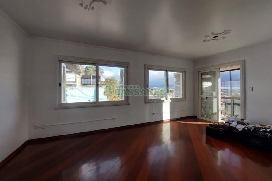 Casa com 337m², 3 dormitórios, 4 vagas, no bairro Planalto em Caxias do Sul para Comprar