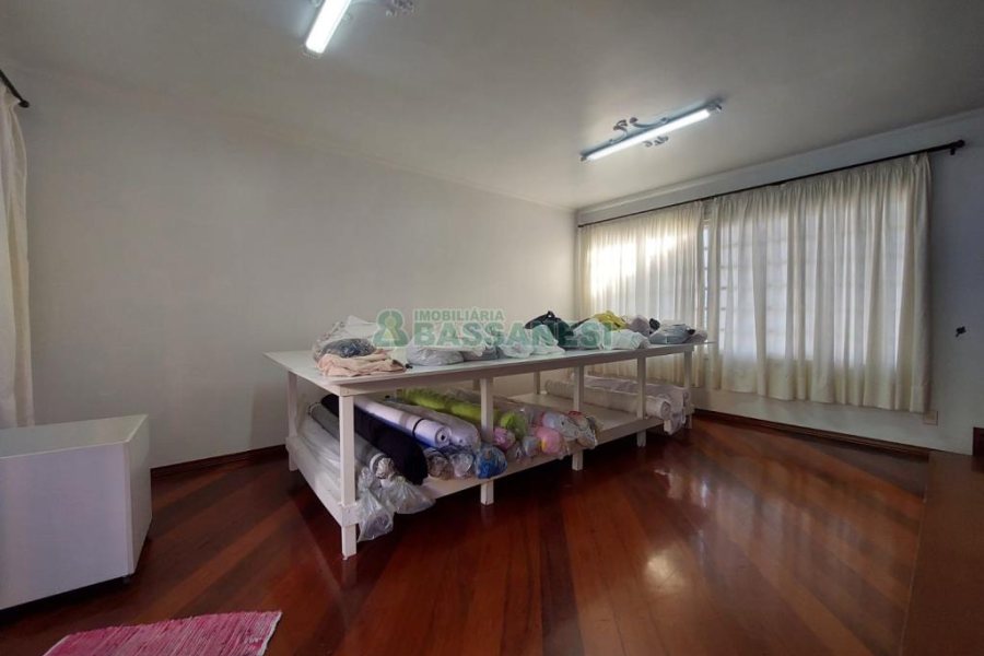 Casa com 337m², 3 dormitórios, 4 vagas, no bairro Planalto em Caxias do Sul para Comprar
