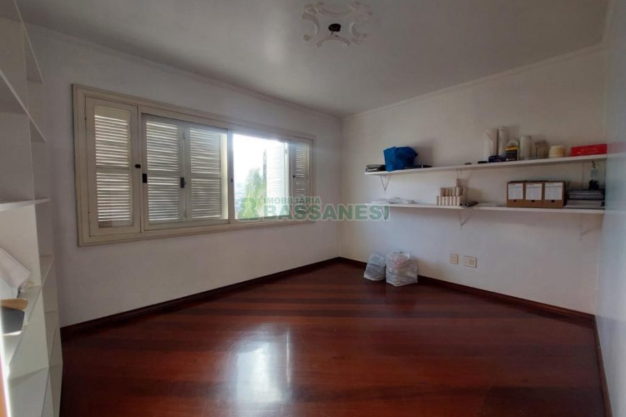 Casa com 337m², 3 dormitórios, 4 vagas, no bairro Planalto em Caxias do Sul para Comprar