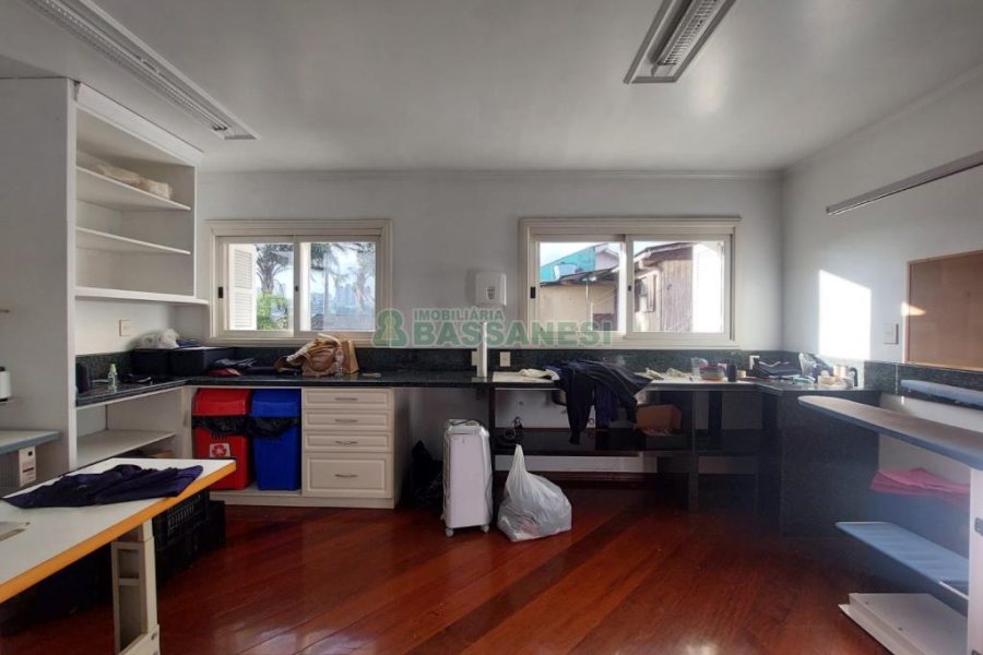 Casa com 337m², 3 dormitórios, 4 vagas, no bairro Planalto em Caxias do Sul para Comprar