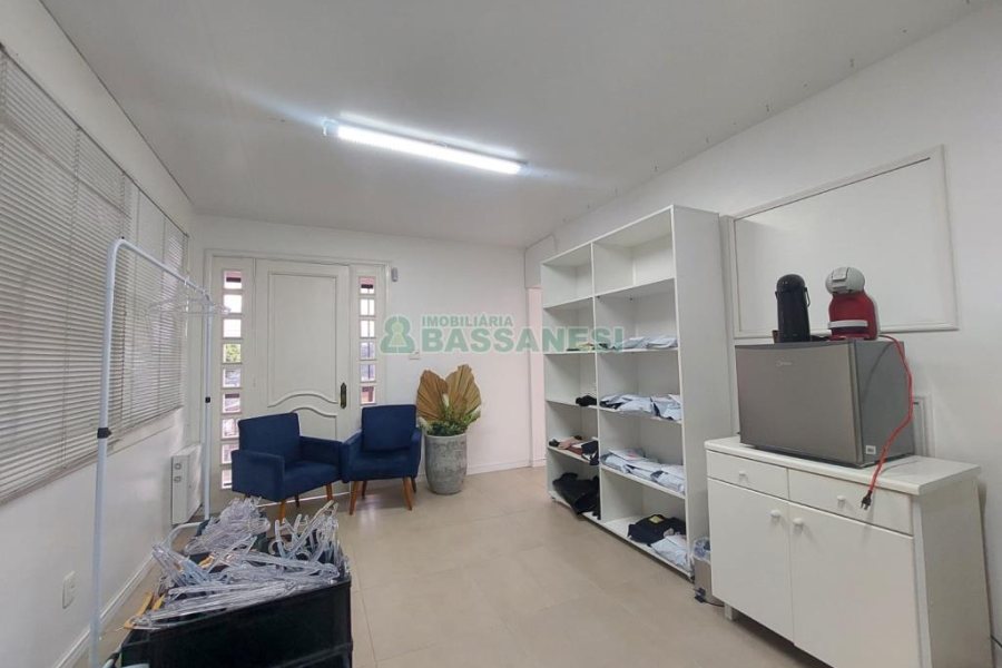 Casa com 337m², 3 dormitórios, 4 vagas, no bairro Planalto em Caxias do Sul para Comprar