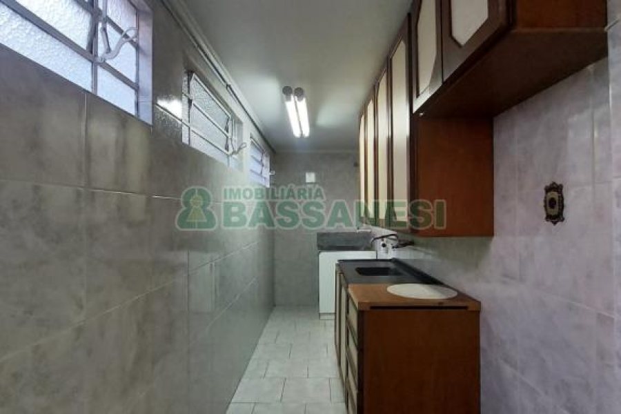 Casa com 337m², 3 dormitórios, 4 vagas, no bairro Planalto em Caxias do Sul para Comprar