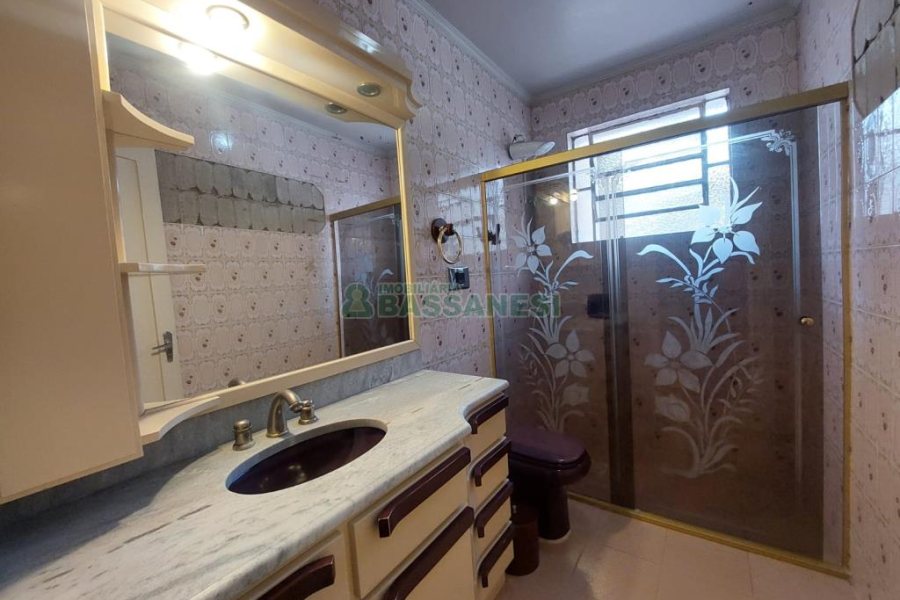 Casa com 337m², 3 dormitórios, 4 vagas, no bairro Planalto em Caxias do Sul para Comprar