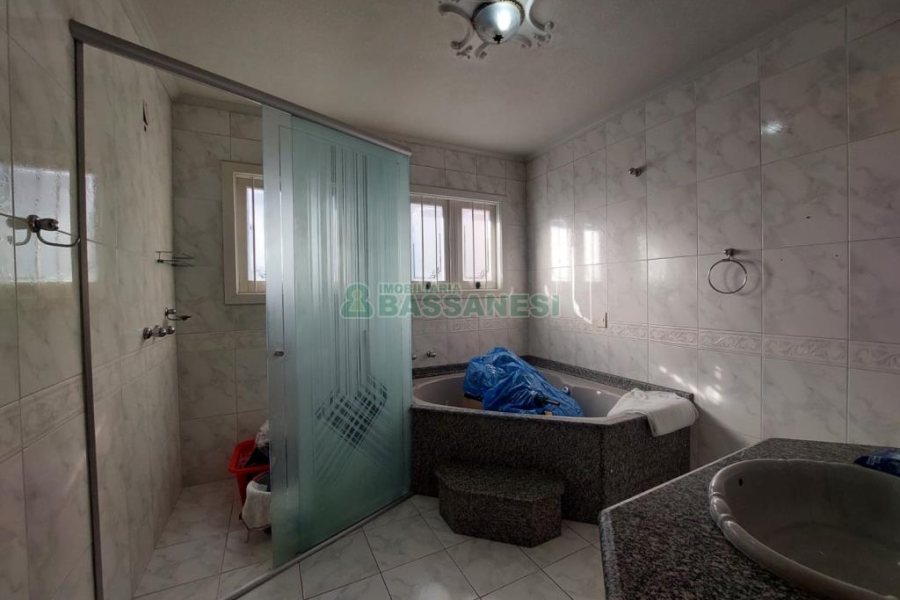 Casa com 337m², 3 dormitórios, 4 vagas, no bairro Planalto em Caxias do Sul para Comprar