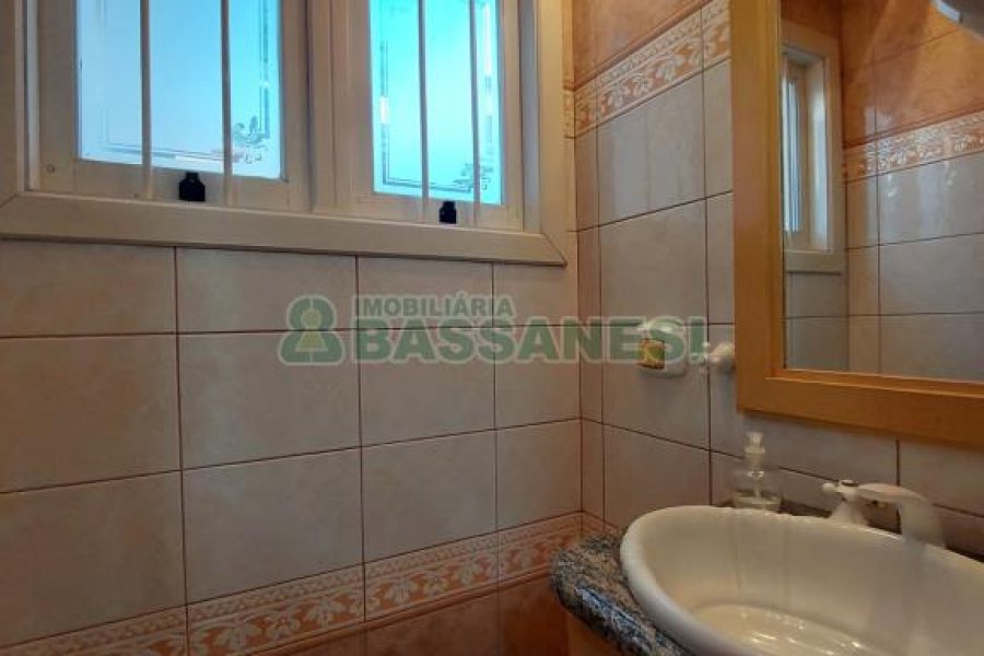 Casa com 337m², 3 dormitórios, 4 vagas, no bairro Planalto em Caxias do Sul para Comprar