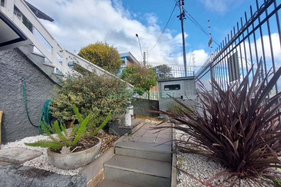 Casa com 337m², 3 dormitórios, 4 vagas, no bairro Planalto em Caxias do Sul para Comprar