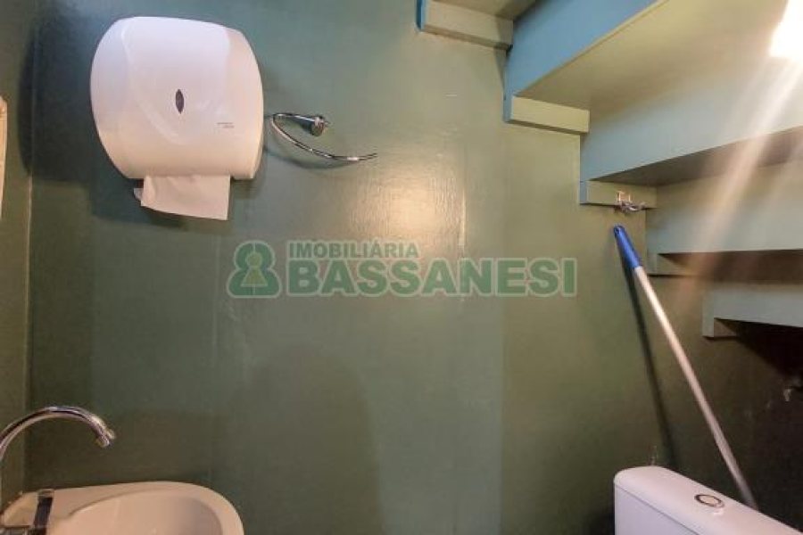 Casa com 337m², 3 dormitórios, 4 vagas, no bairro Planalto em Caxias do Sul para Comprar