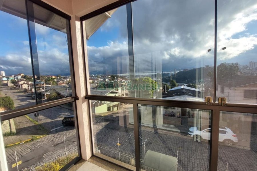 Casa com 337m², 3 dormitórios, 4 vagas, no bairro Planalto em Caxias do Sul para Comprar