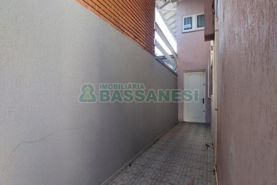 Casa com 337m², 3 dormitórios, 4 vagas, no bairro Planalto em Caxias do Sul para Comprar
