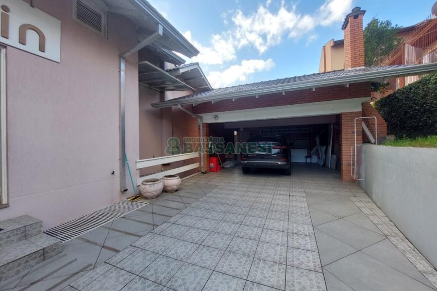 Casa com 337m², 3 dormitórios, 4 vagas, no bairro Planalto em Caxias do Sul para Comprar