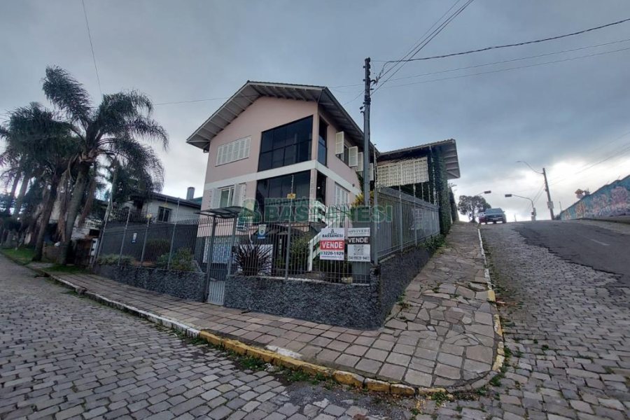 Casa com 337m², 3 dormitórios, 4 vagas, no bairro Planalto em Caxias do Sul para Comprar