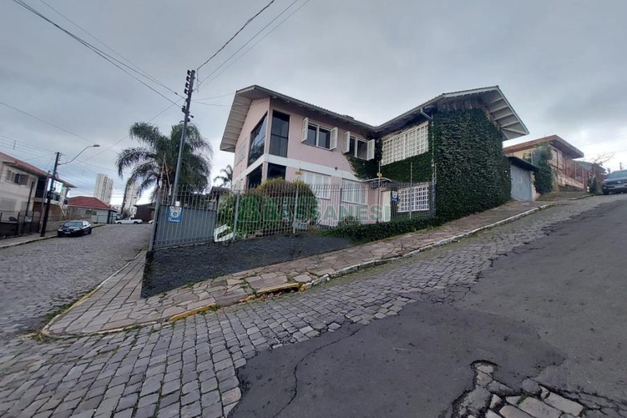 Casa com 337m², 3 dormitórios, 4 vagas, no bairro Planalto em Caxias do Sul para Comprar