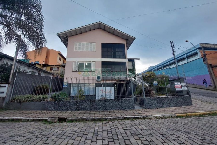 Casa com 337m², 3 dormitórios, 4 vagas, no bairro Planalto em Caxias do Sul para Comprar