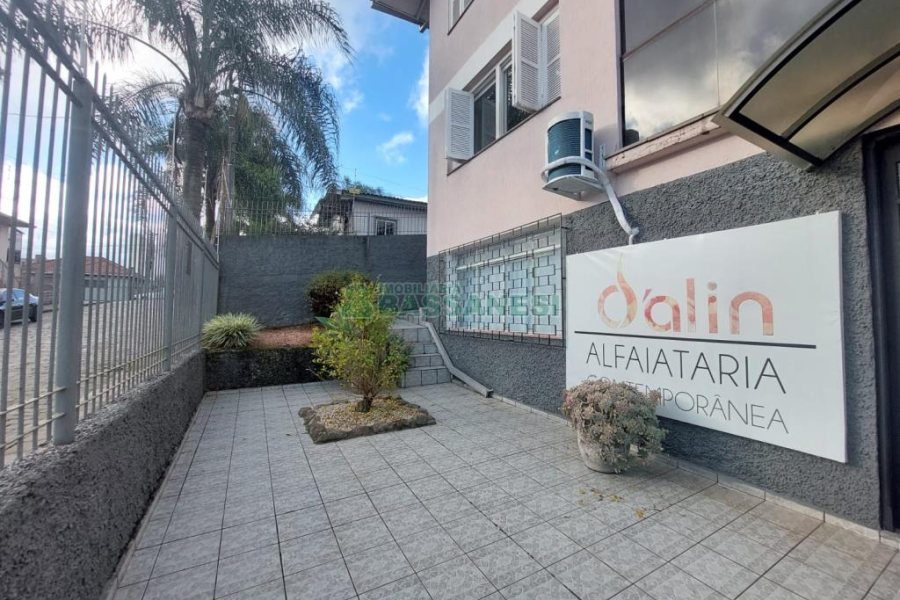 Casa com 337m², 3 dormitórios, 4 vagas, no bairro Planalto em Caxias do Sul para Comprar