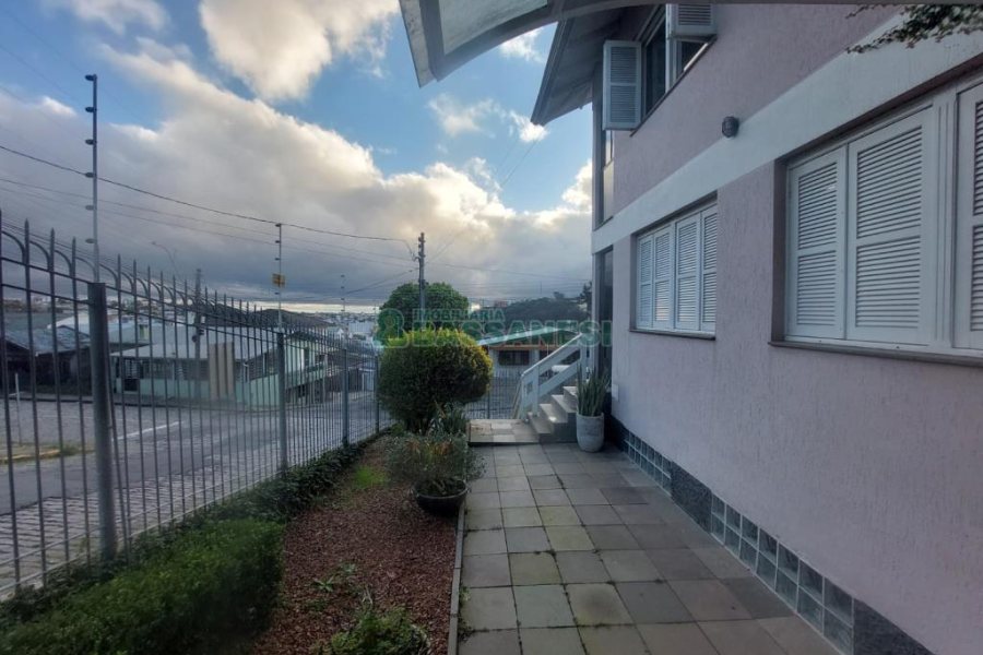 Casa com 337m², 3 dormitórios, 4 vagas, no bairro Planalto em Caxias do Sul para Comprar