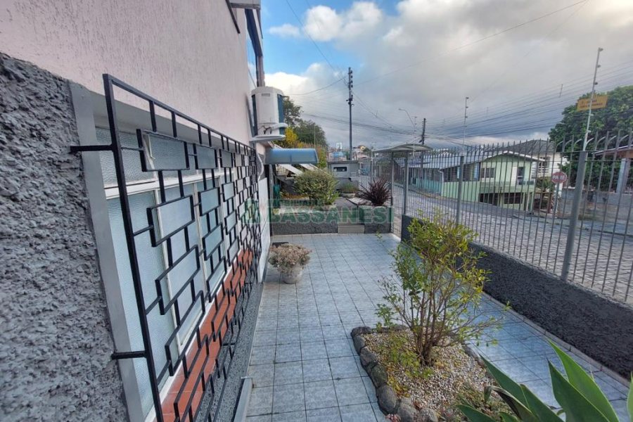 Casa com 337m², 3 dormitórios, 4 vagas, no bairro Planalto em Caxias do Sul para Comprar