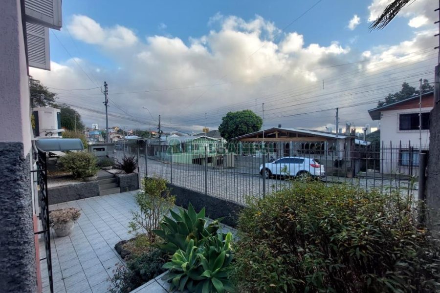 Casa com 337m², 3 dormitórios, 4 vagas, no bairro Planalto em Caxias do Sul para Comprar