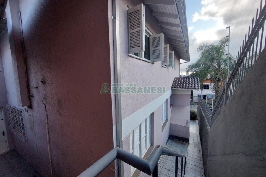 Casa com 337m², 3 dormitórios, 4 vagas, no bairro Planalto em Caxias do Sul para Comprar