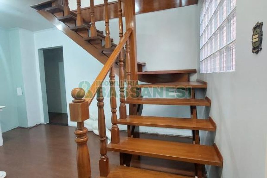 Casa com 337m², 3 dormitórios, 4 vagas, no bairro Planalto em Caxias do Sul para Comprar