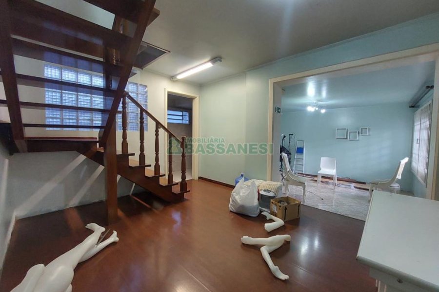 Casa com 337m², 3 dormitórios, 4 vagas, no bairro Planalto em Caxias do Sul para Comprar