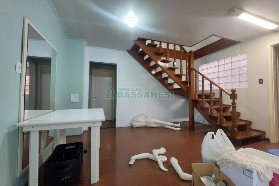 Casa com 337m², 3 dormitórios, 4 vagas, no bairro Planalto em Caxias do Sul para Comprar