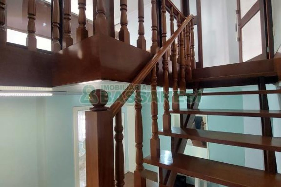 Casa com 337m², 3 dormitórios, 4 vagas, no bairro Planalto em Caxias do Sul para Comprar