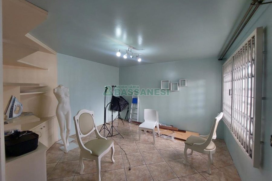 Casa com 337m², 3 dormitórios, 4 vagas, no bairro Planalto em Caxias do Sul para Comprar