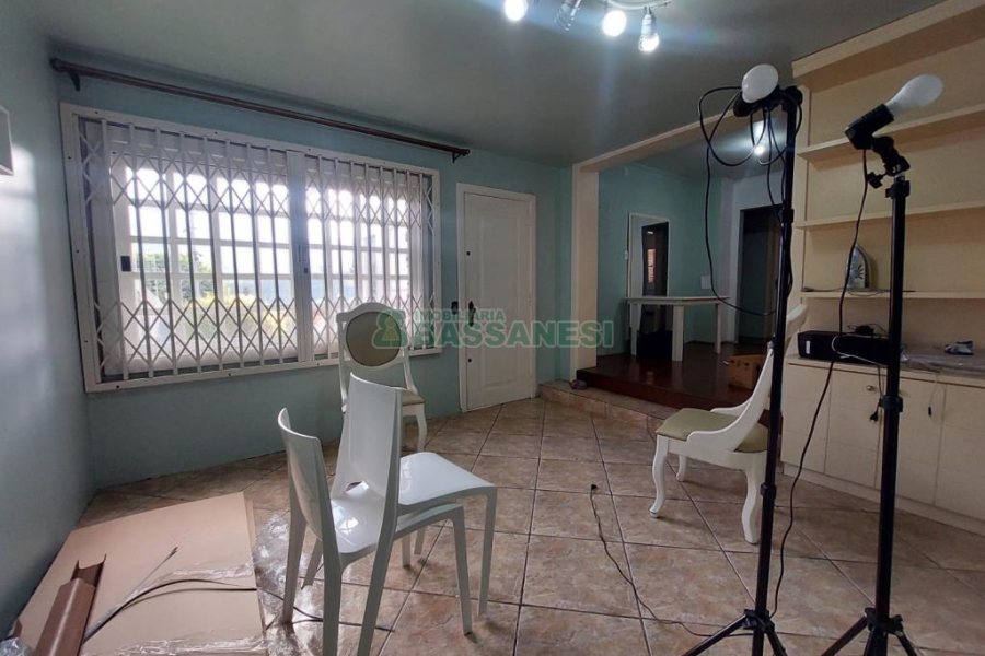 Casa com 337m², 3 dormitórios, 4 vagas, no bairro Planalto em Caxias do Sul para Comprar