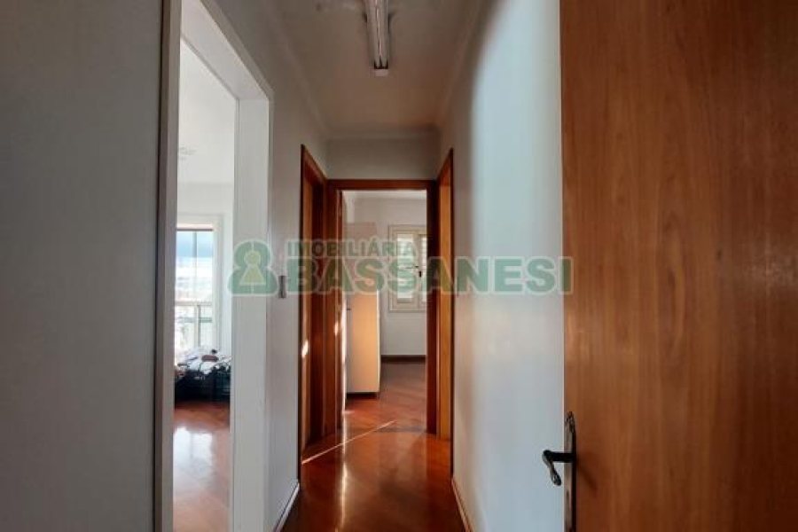 Casa com 337m², 3 dormitórios, 4 vagas, no bairro Planalto em Caxias do Sul para Comprar