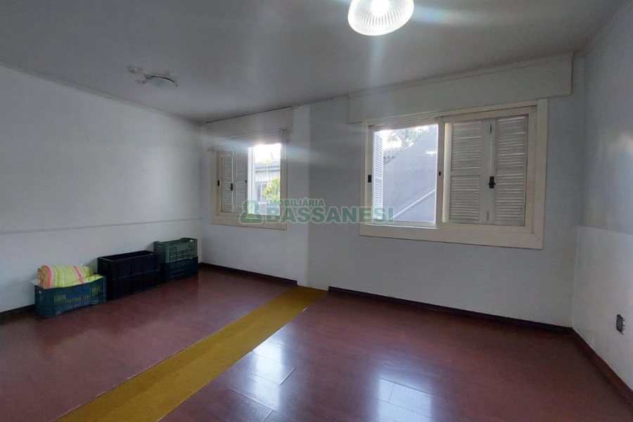 Casa com 337m², 3 dormitórios, 4 vagas, no bairro Planalto em Caxias do Sul para Comprar