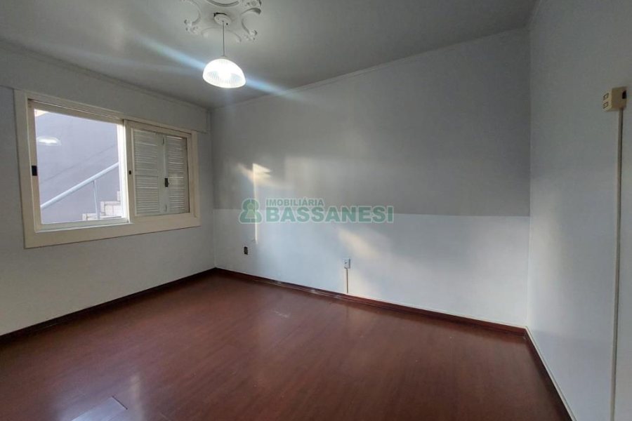 Casa com 337m², 3 dormitórios, 4 vagas, no bairro Planalto em Caxias do Sul para Comprar