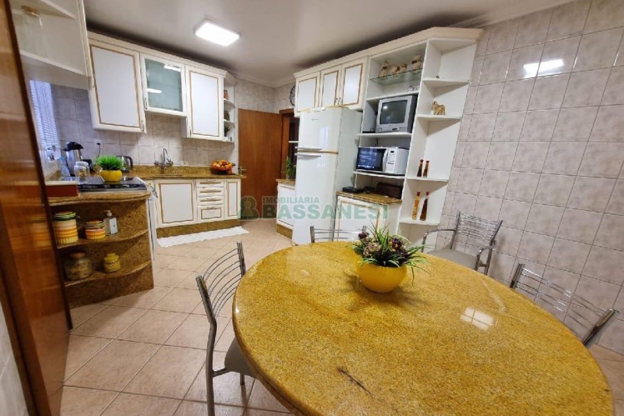 Apto Mobiliado com 132m², 3 dormitórios, 2 vagas, no bairro São Pelegrino em Caxias do Sul para Alugar