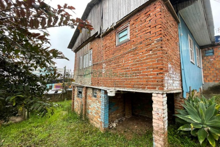 Casa com 360m², 2 dormitórios, no bairro Nossa Senhora de Fátima em Caxias do Sul para Comprar