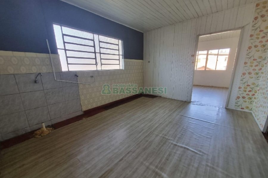 Casa com 70m², 3 dormitórios, 1 vaga, no bairro Ana Rech em Caxias do Sul para Alugar