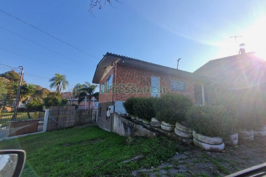 Casa com 70m², 3 dormitórios, 1 vaga, no bairro Ana Rech em Caxias do Sul para Alugar