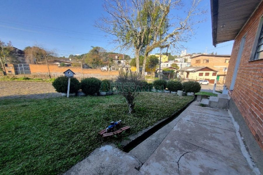 Casa com 70m², 3 dormitórios, 1 vaga, no bairro Ana Rech em Caxias do Sul para Alugar