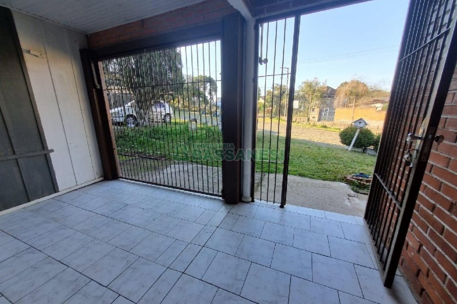 Casa com 70m², 3 dormitórios, 1 vaga, no bairro Ana Rech em Caxias do Sul para Alugar