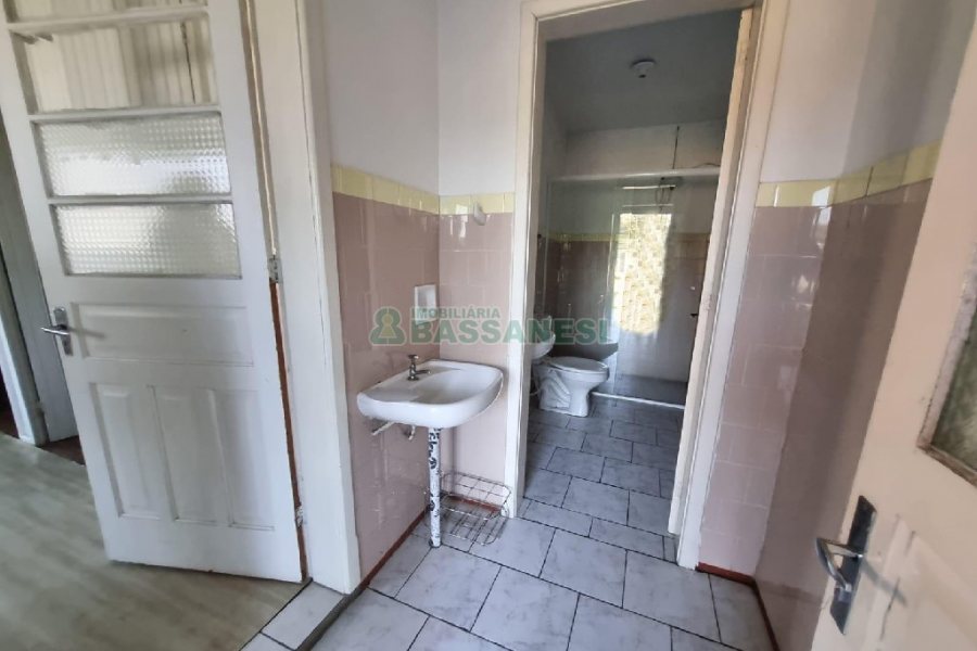 Casa com 70m², 3 dormitórios, 1 vaga, no bairro Ana Rech em Caxias do Sul para Alugar