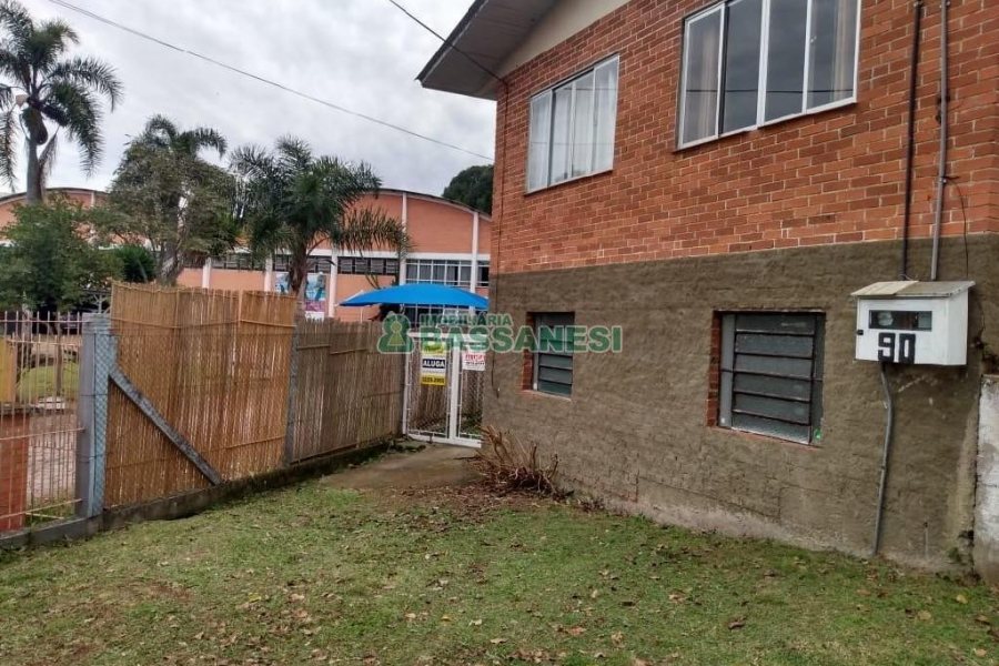 Casa com 70m², 3 dormitórios, 1 vaga, no bairro Ana Rech em Caxias do Sul para Alugar