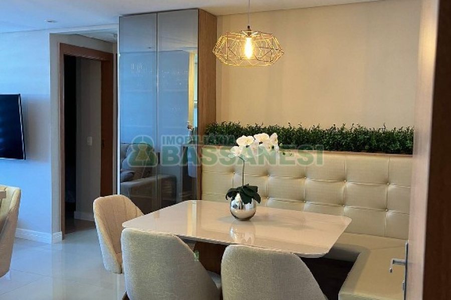 Apto Mobiliado com 64m², 2 dormitórios, 1 vaga, no bairro Jardelino Ramos em Caxias do Sul para Comprar