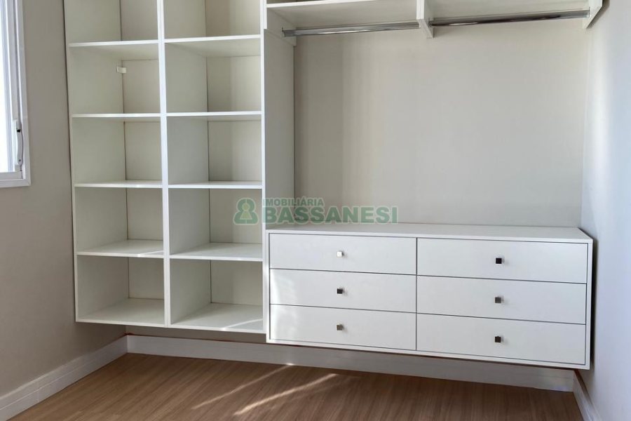 Apto Mobiliado com 64m², 2 dormitórios, 1 vaga, no bairro Jardelino Ramos em Caxias do Sul para Comprar