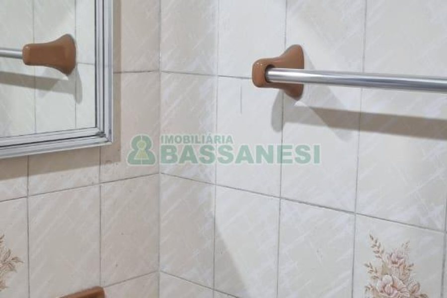 Casa com 168m², 2 dormitórios, 1 vaga, no bairro Centro em Caxias do Sul para Comprar
