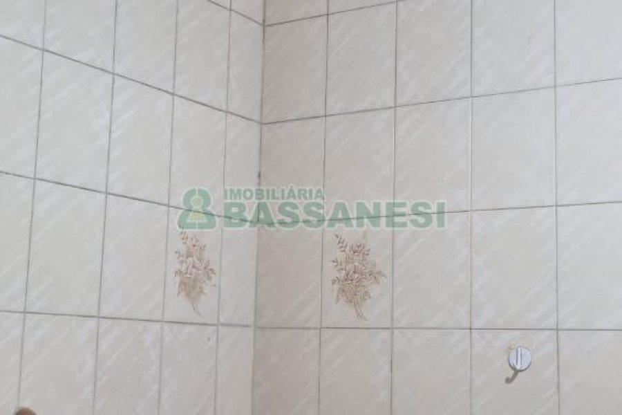 Casa com 168m², 2 dormitórios, 1 vaga, no bairro Centro em Caxias do Sul para Comprar