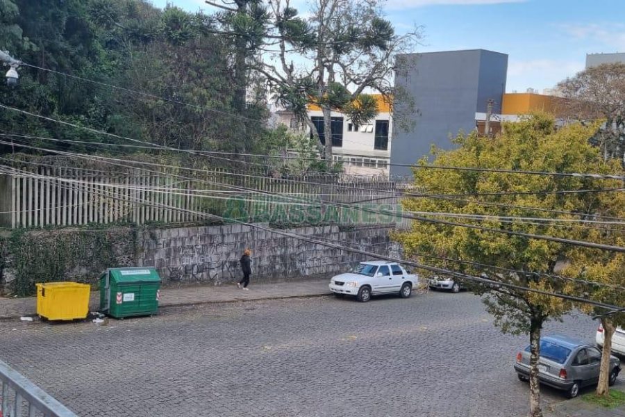 Casa com 168m², 2 dormitórios, 1 vaga, no bairro Centro em Caxias do Sul para Comprar