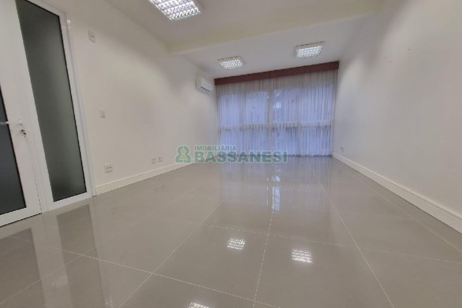 Sala com 33m², no bairro Centro em Caxias do Sul para Alugar ou Comprar