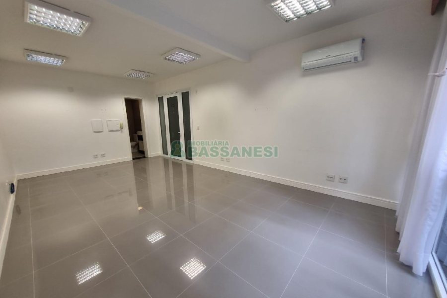 Sala com 33m², no bairro Centro em Caxias do Sul para Alugar ou Comprar