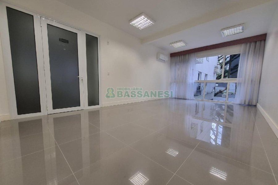 Sala com 33m², no bairro Centro em Caxias do Sul para Alugar ou Comprar