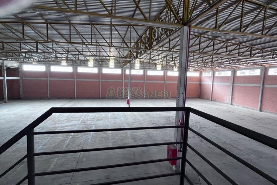 Pavilhão com 2032m², no bairro Ana Rech em Caxias do Sul para Alugar