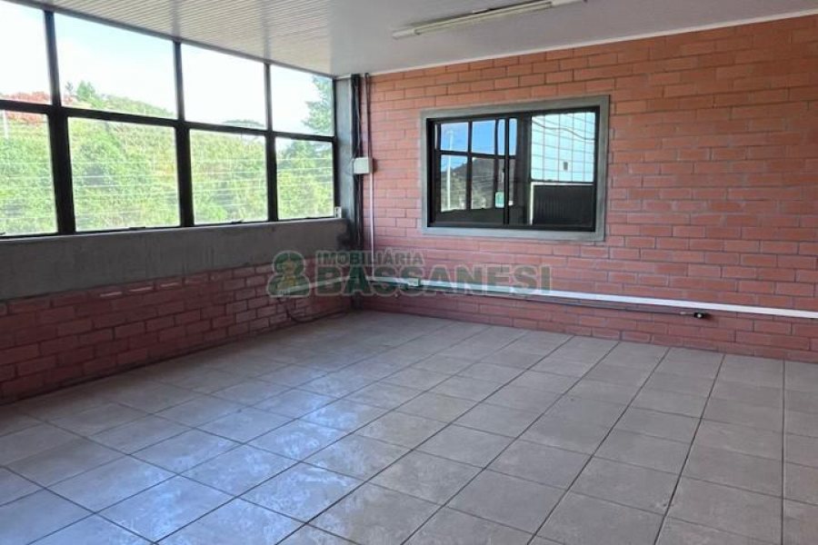 Pavilhão com 2032m², no bairro Ana Rech em Caxias do Sul para Alugar