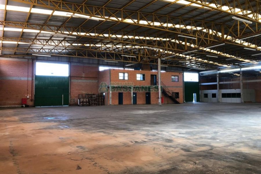 Pavilhão com 2032m², no bairro Ana Rech em Caxias do Sul para Alugar